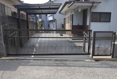 *電動オーバードア付きカーポートリフォーム後の駐車スペース