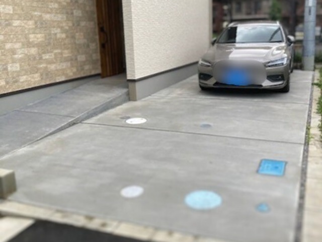*汚れがつきにくく、お手入れも簡単な滑らかなコンクリート仕上げの駐車スペース