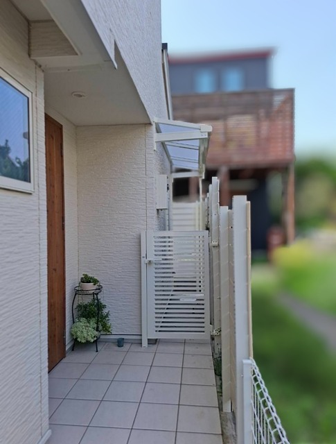 *LIXILスピーネFを採用した雨除けテラスでサーフィン後の快適な動線を確保（茅ヶ崎市）