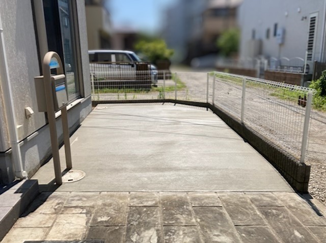 *除草とコンクリート打設で駐車スペースにリフォームされた茅ヶ崎市の外構施工例