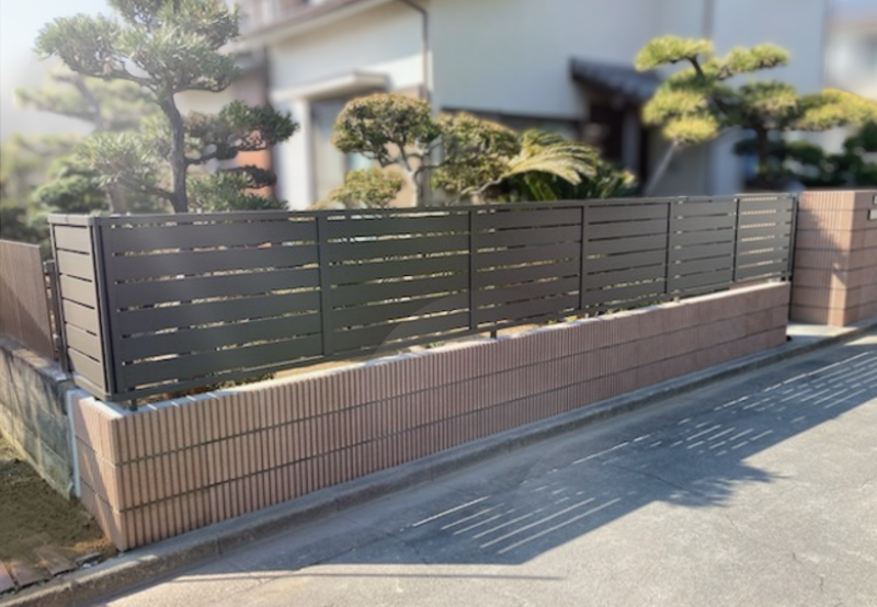 *化粧ブロックとLIXILフェンスでリフォームされた平塚市の外構