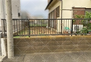 平塚市で庭を駐車場にリフォームする前の様子（ぬかるむ土の庭）