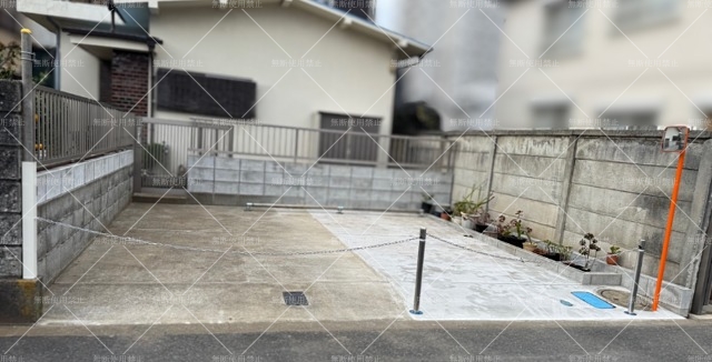 *平塚市の通路・駐車スペースリフォーム後。新しいコンクリート舗装とスライド門扉でスッキリした印象のアプローチに。