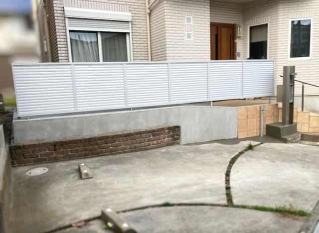 *南側に設置した目隠しフェンスABYL3型ナチュラルシルバー