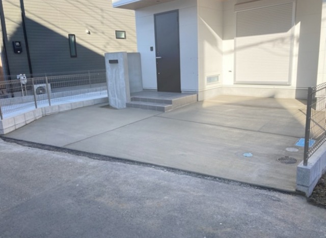 *駐車場とアプローチをコンクリート仕上げした外構