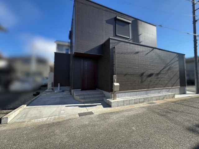 *玄関前のタイル貼りポーチと階段施工事例