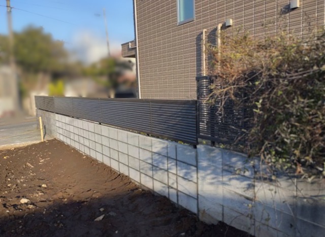 *平塚市 CB120ブロック5段積みとLIXIL ABYL1型フェンスを設置した外構完成写真
