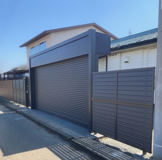 *寒川町 LIXILワイドシャッターと目隠しフェンス門扉で完全クローズ外構を実現した施工後